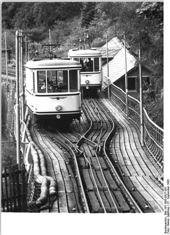 1985 heißt die Dresdner Standseilbahn noch hier. Die Abtsche Weiche auf dem Viadukt