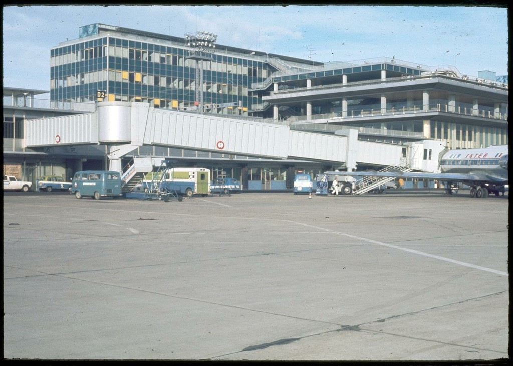 Les premières passerelles d'embarquement de l'aéroport d'Orly