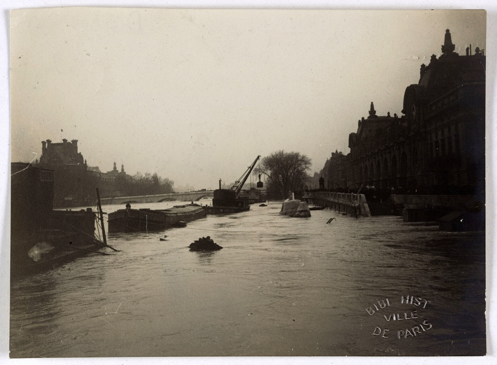 Inondation 1910. Vue prise du pont de Solférino vers le pont Royal