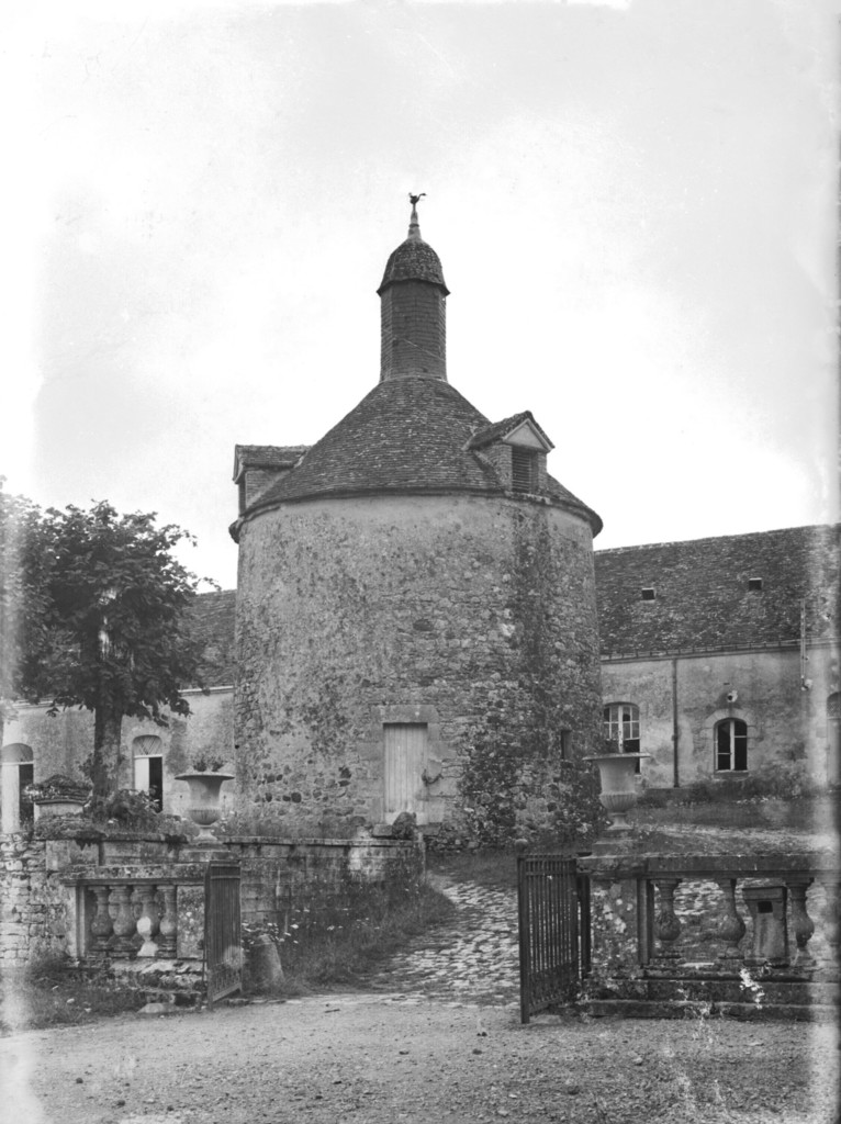 Château de Courtilloles à Saint-Rigomer-des-Bois : colombier avec lanternon