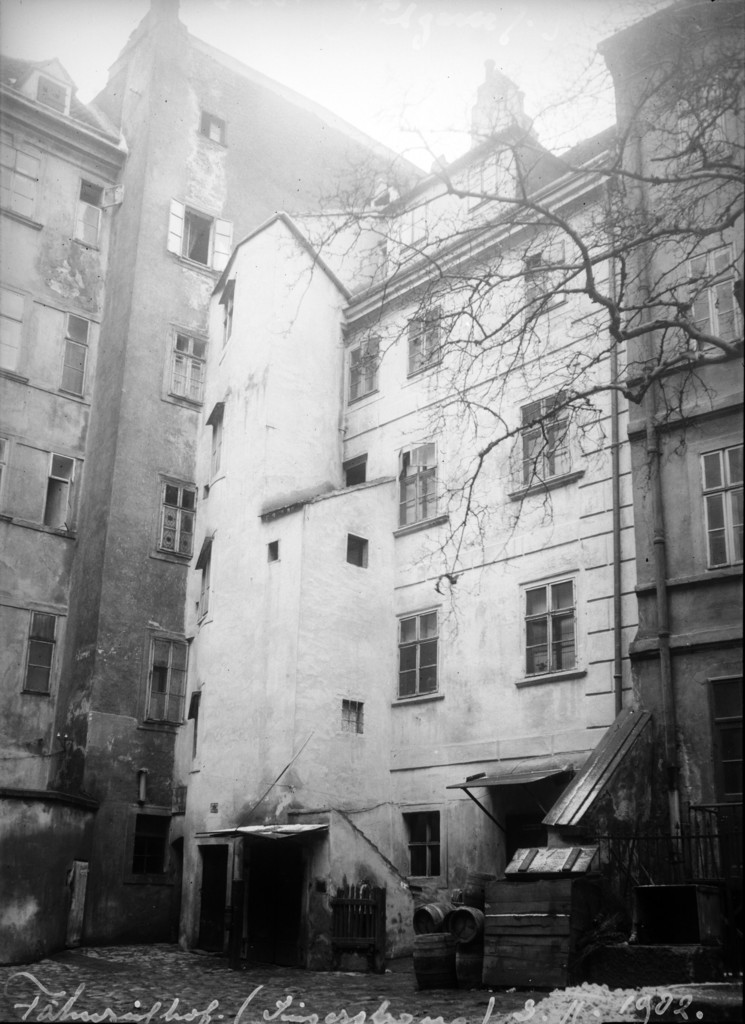 Singerstraße. Hof von Haus Nr. 11 (Fähnrichhof). Rückfront der Häuser Blutgasse Nr. 7