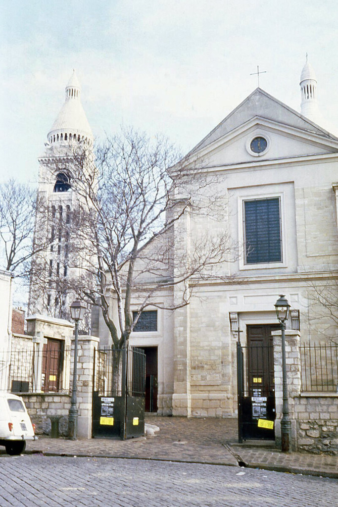 La façade occidentale de l'Église Saint-Pierre de Montmartre et le Sacré-Cœur, à l'arrière-plan