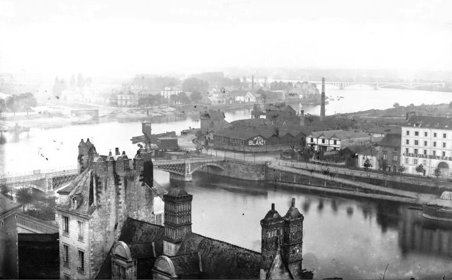 Le pont de la Rotonde et l'usine Lu, avant la construction des deux tours