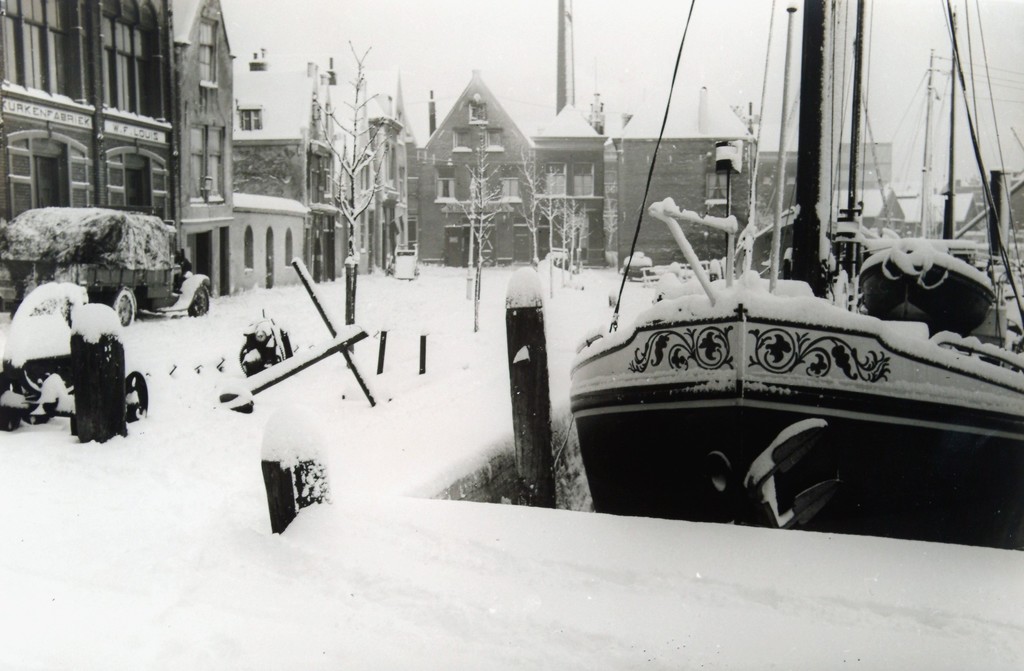 Dordrecht. Besneeuwde Keizershof aan de Kalkhaven