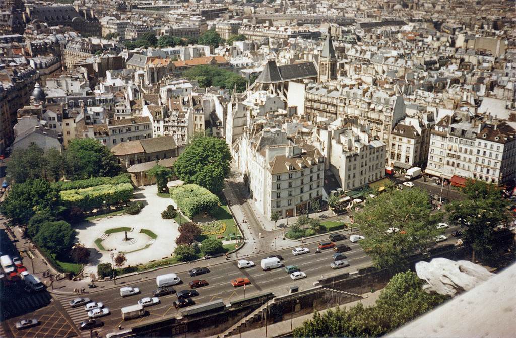 Vue de la cathédrale Notre-Dame de Paris en direction du Square René Viviani