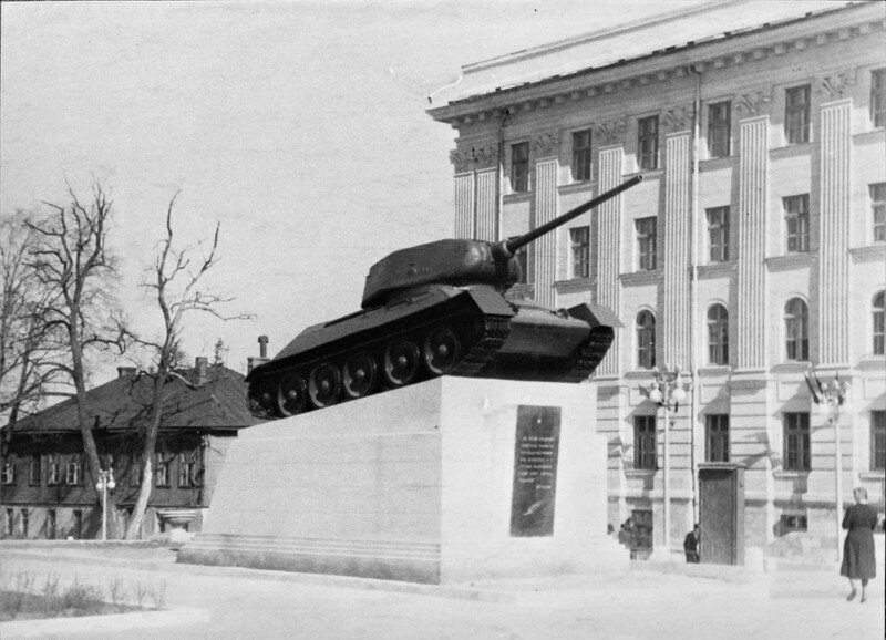 Танк Т-34 на постаменте около Окружного дома офицеров