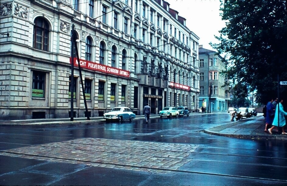 Ost-Berlin. Neustädtische Kirchstraße 4-7: Warenhaus für Armee und Marine (später Botschaft der USA)