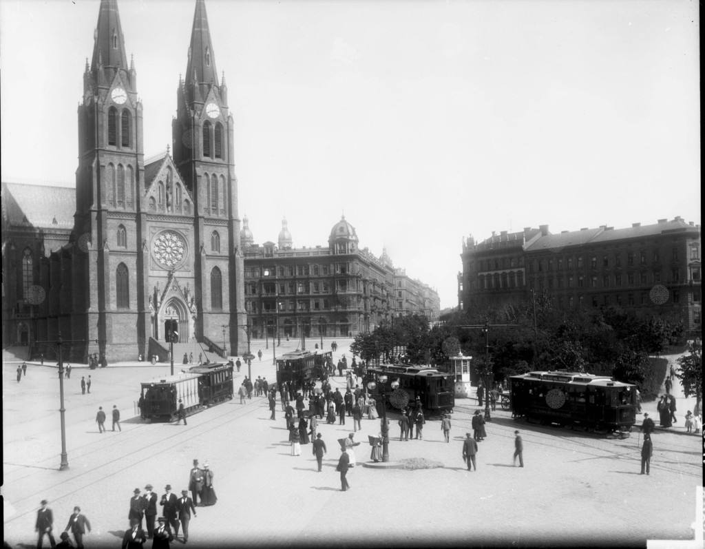 Pohled na náměstí Míru na Vinohradech se zastávkou tramvaje a tramvajemi