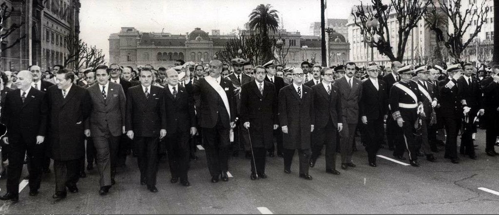 Presidente Héctor Campora recorre la Plaza de Mayo junto a su Gabinete de Ministros