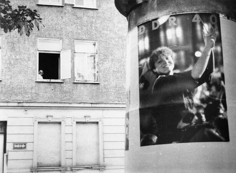 Plakat „40 Jahre DDR“ vor Henßstraße 26