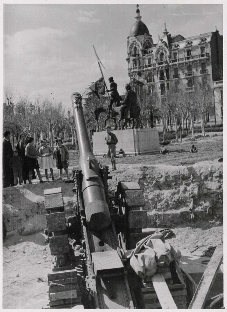 Pieza de artillería utilizada como mástil de la bandera nacional izada en la plaza de España
