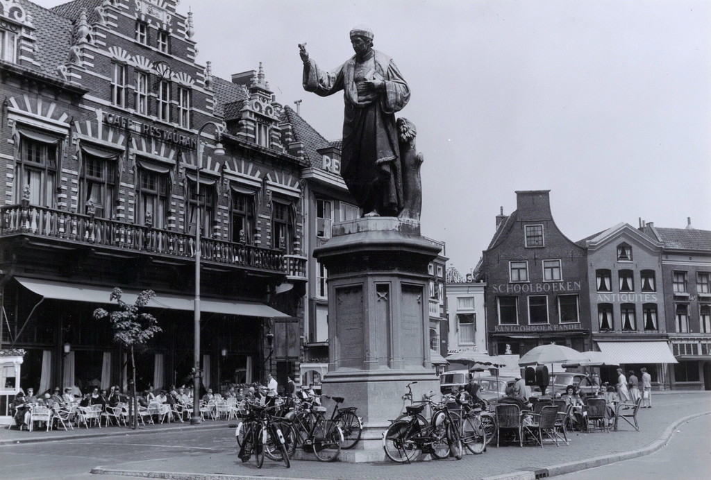 Haarlem. Grote Markt met het standbeeld van L.J.Coster