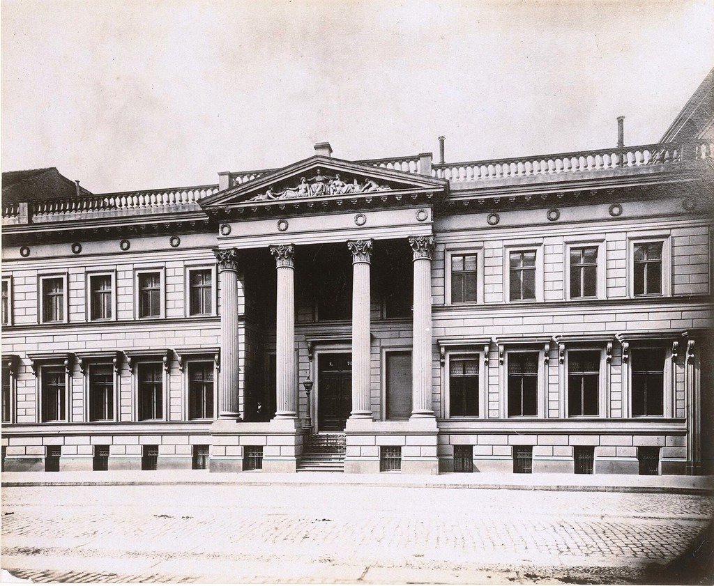 Wilhelmstraße 70: Englische Botschaft (früher Palais Strousberg)