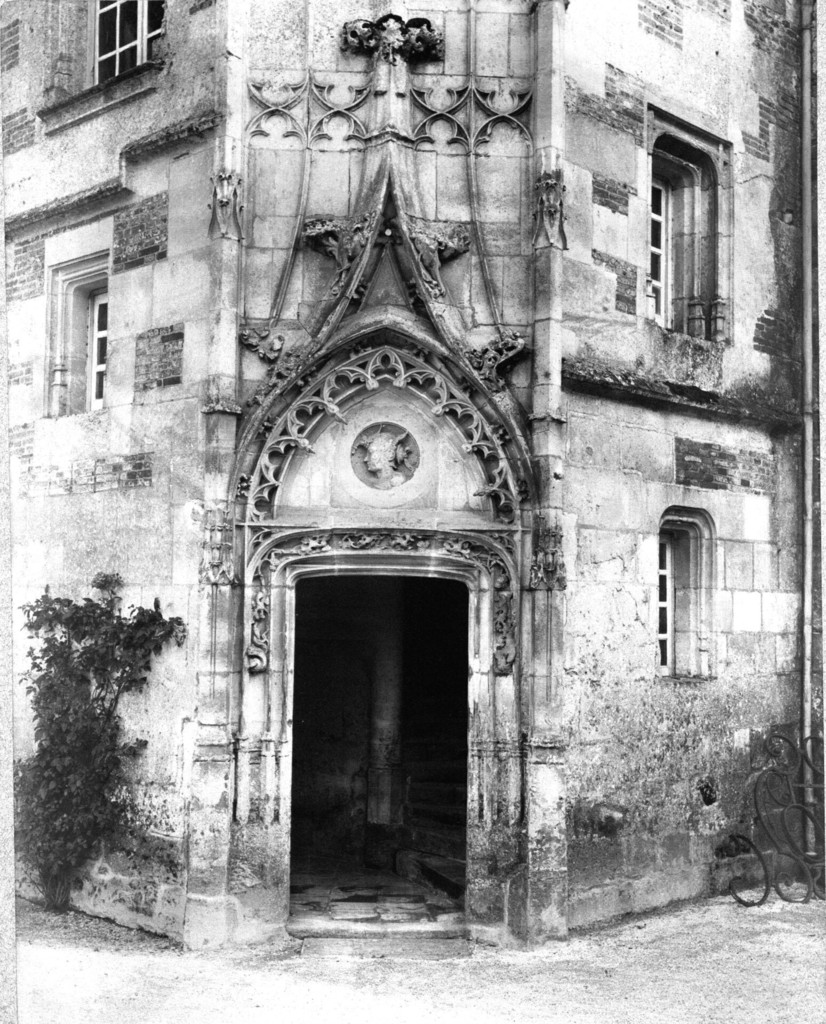 Mortrée. Le Château d'O. Porte de la tour d'angle sud-ouest dans la cour d'honneur