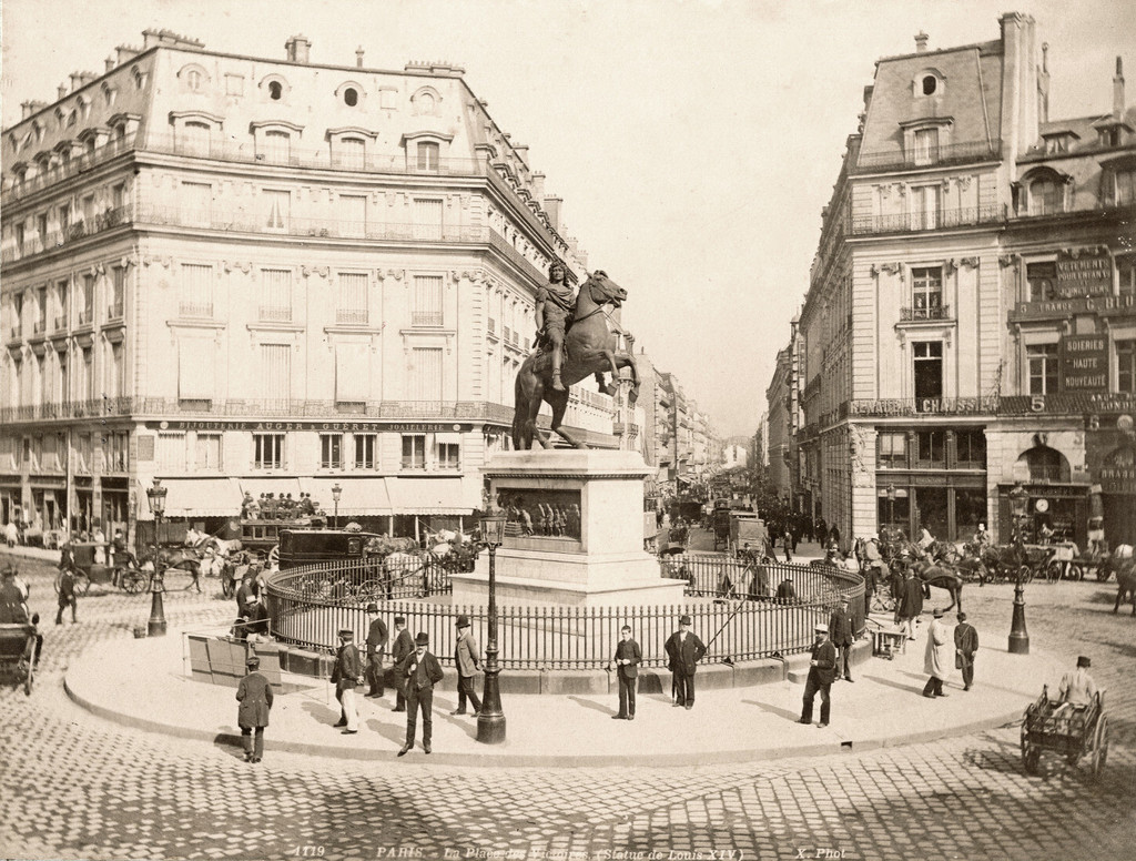 La Place des Victoires. Statue de Louis XIV
