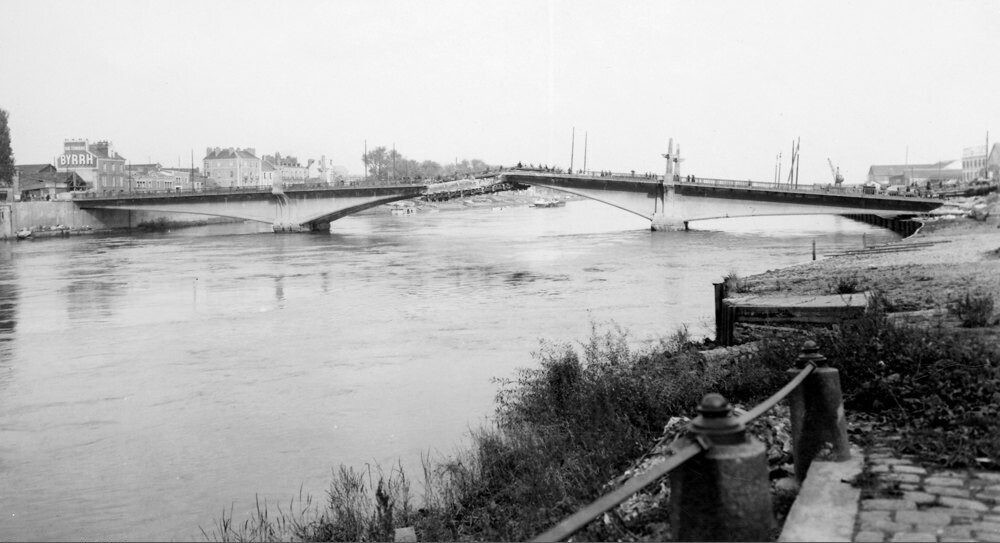 Le pont de la Madeleine après sa destruction par les bombardements
