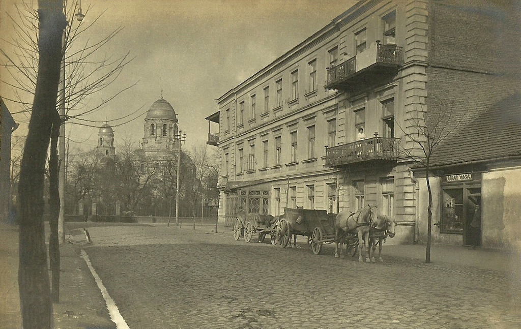 Widok z dzisiejszej ulicy Polskiej Organizacji Wojskowej na cerkiew św. Mikołaja