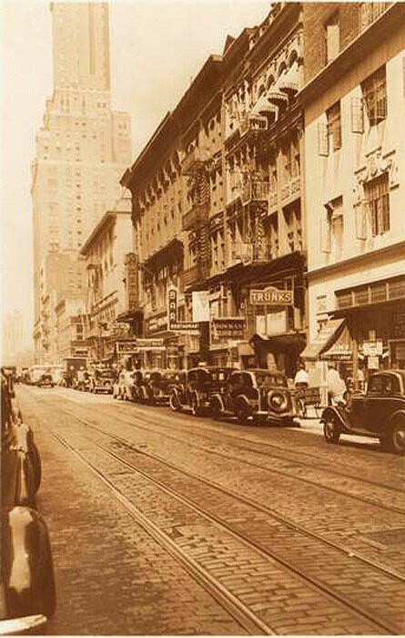 59th Street, west from Park Avenue. In the right background is the Hotel Sherry-Netherland