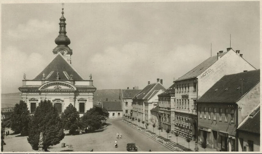 Uherský Brod, Masarykovo náměstí. Část náměstí s kostelem