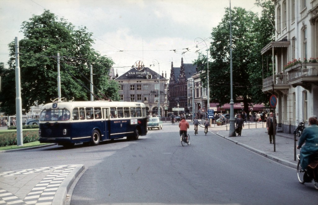 Straatbeeld Willemsplein met zicht op de Jansstraat