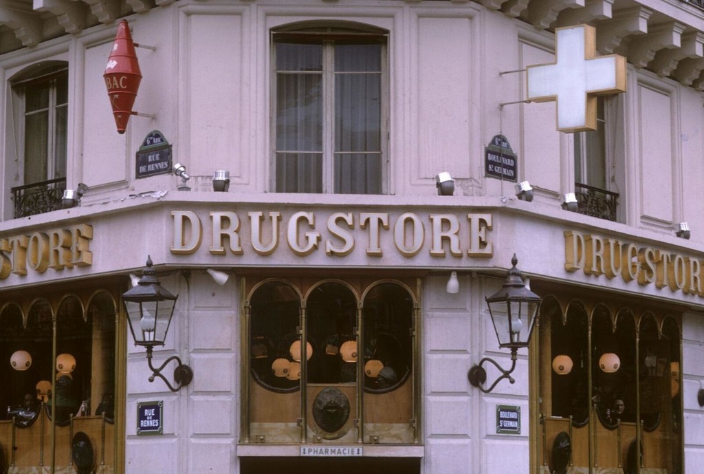 Drugstore à l'angle du boulevard Saint-Germain et de la rue de la rue de Rennes