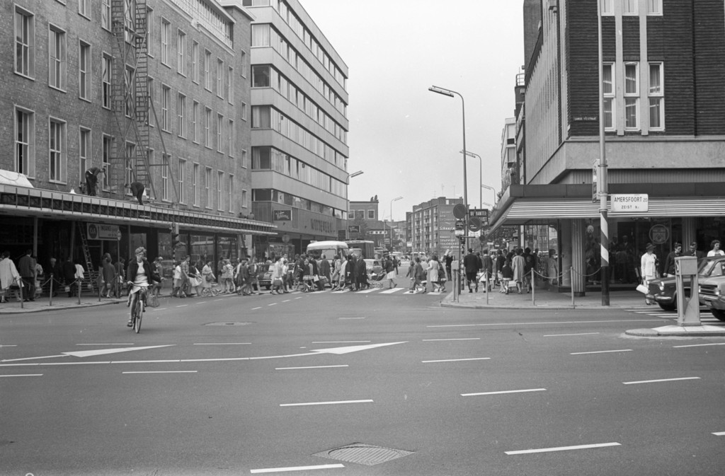 St Jacobsstraat, bij de kruising Vredenburg/Lange Viestraat, uit het zuiden