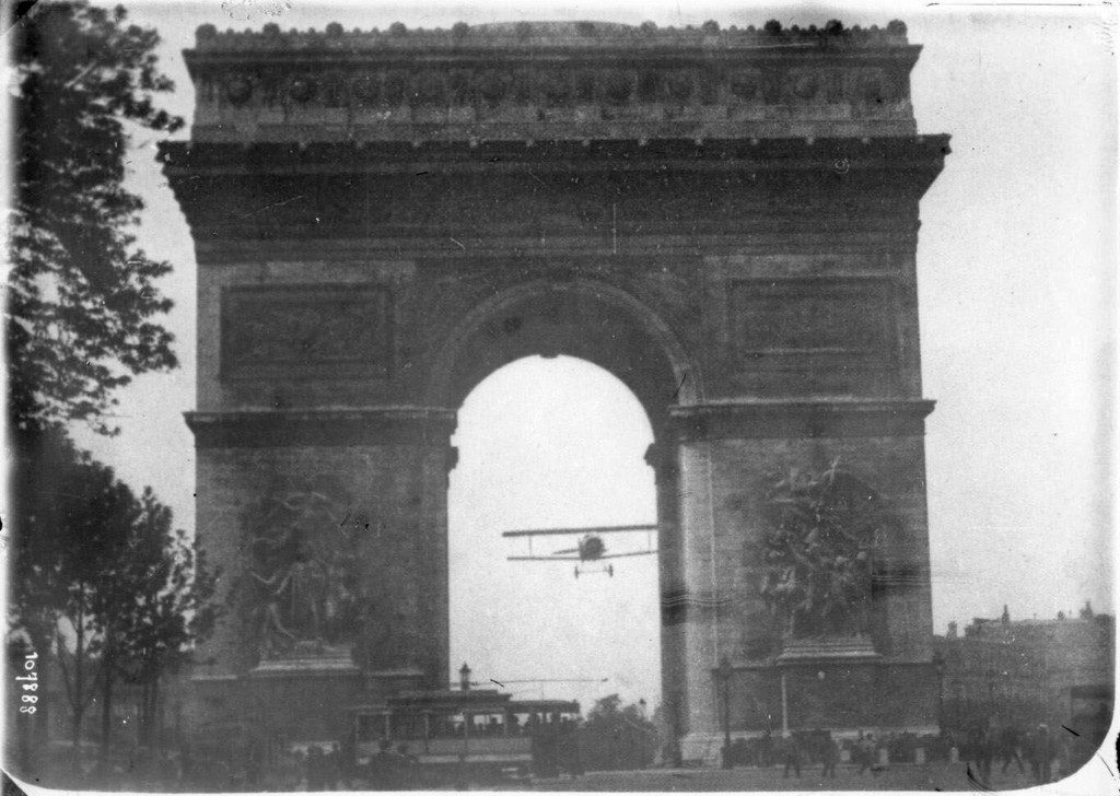 L'adjudant-chef Charles Godefroy passant en avion sous l'Arc de Triomphe
