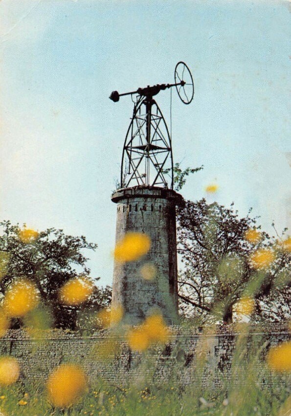 Tour moulin à vent avec pompe à eau du château de la Motte à Bretteville-l'Orgueilleuse