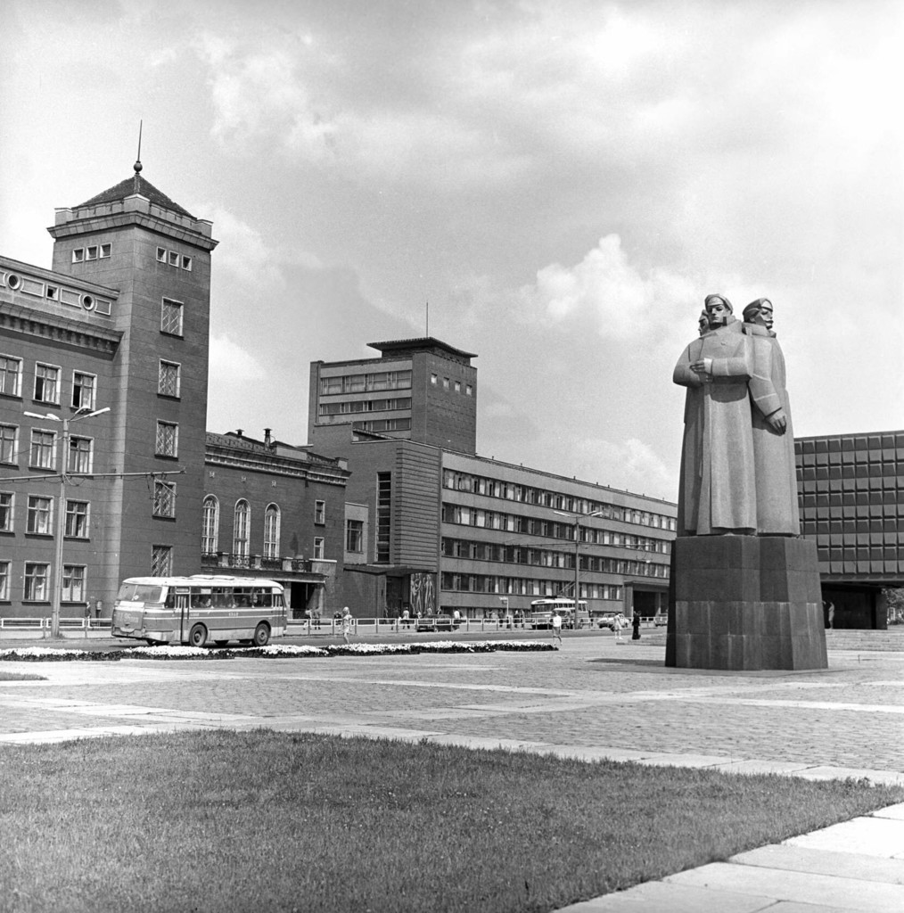 Rīgas Politehniskā institūta ēka. Piemineklis latviešu sarkanajām bultām