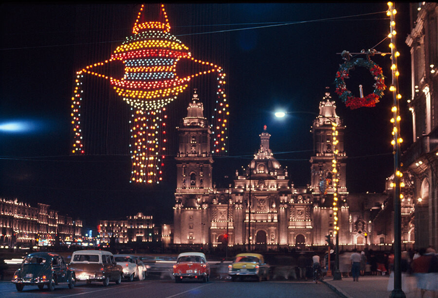 Le luci illuminano la cattedrale e le strade dello Zocalo di Città del Messico