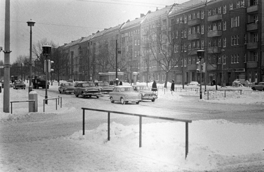 Die verschneite Kreuzung Greifswalder Straße Ecke Dimitroffstraße (heute Danziger Straße)