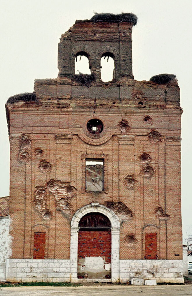 Fachada de la antigua iglesia con cañonazos de la Guerra Civil