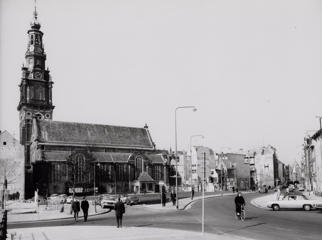 Sint Antoniesbreestraat. Links Zuiderkerk met ingang Zandstraat