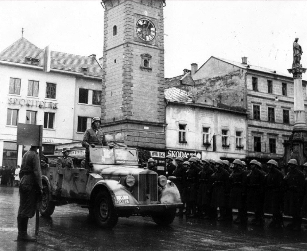 Vojaci Waffen-SS a 5. poľná rota gardy Glinka v Bansko-Bystrici