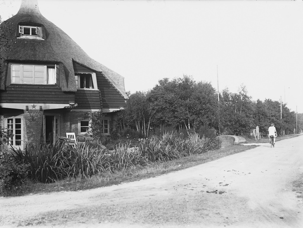Bergen. Lijtweg 11. Villa ''Meerhoek'' in Park Meerwijk, met zicht op de Lijtweg in zuidelijke