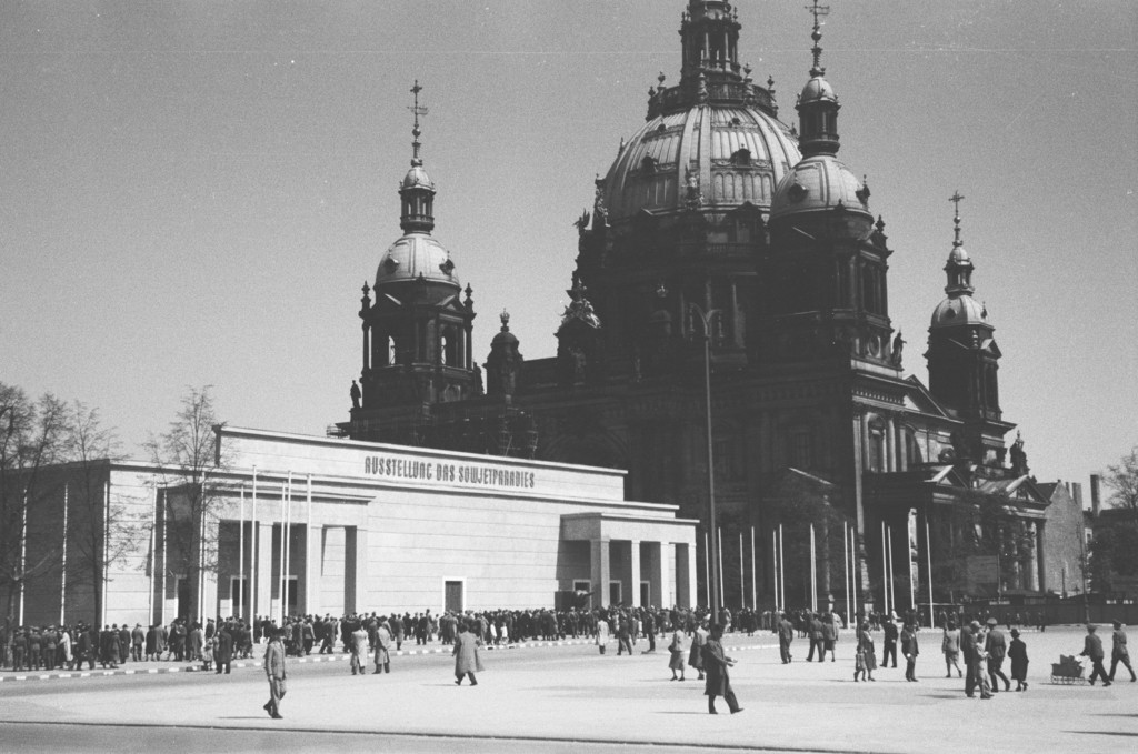 Ausstellung 'Das Sowjetparadies'. Im Hintergrund der Dom