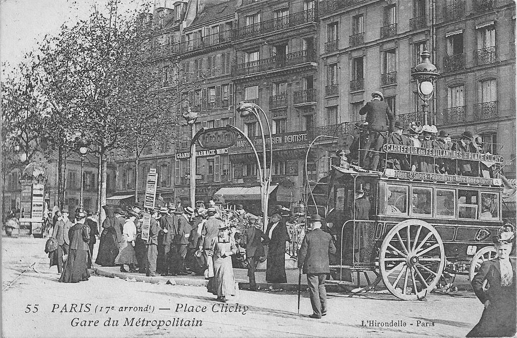 Place Clichy. Gare du Métropolitain