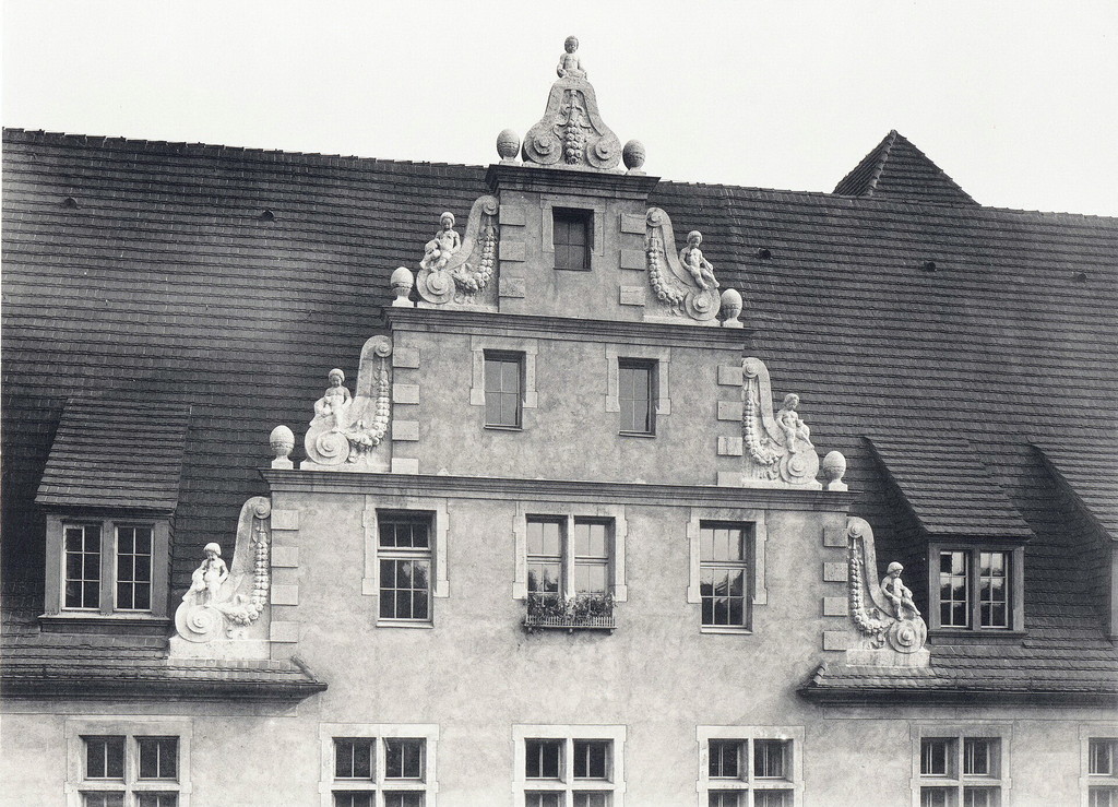 Waisenhaus in der Alten Jakobstraße 33-35: Detail Giebel