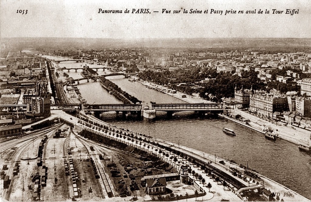 Panorama de Paris. Vue sur la Seine et Passy prise en aval de la Tour Eiffel