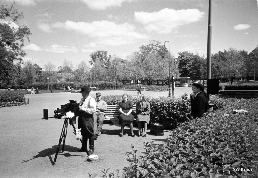 Valokuvaaja Kaisaniemen puistossa