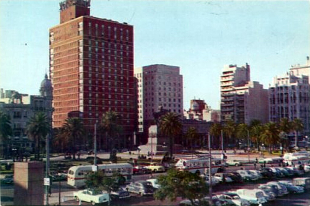 Montevideo. Plaza Independencia y Hotel Victoria Plaza