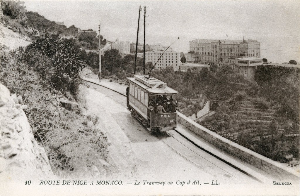 Route de Nice à Monaco. Le Tramway au Cap d'Ail