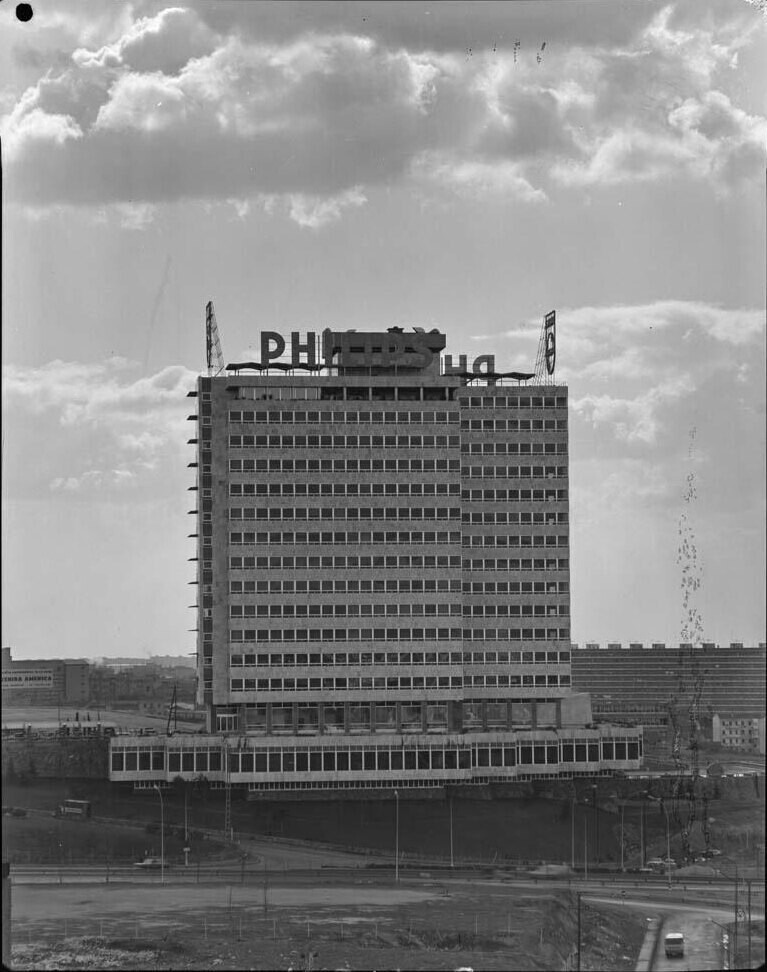 El edificio Philips desde la Pista de Barajas