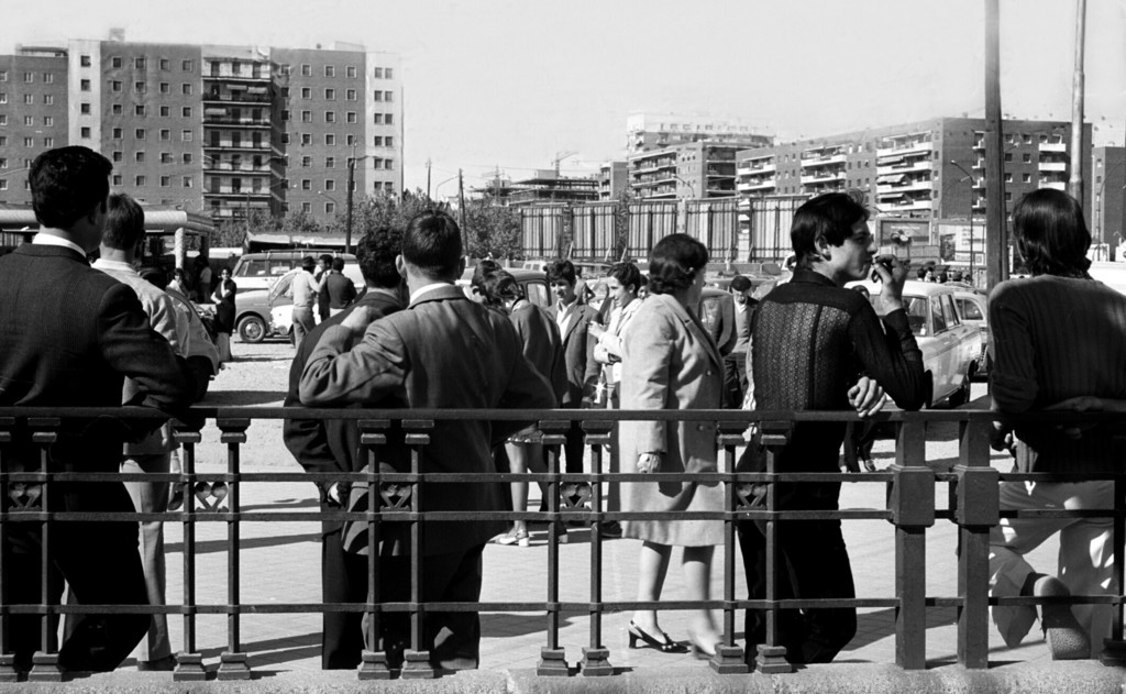 Gente en la boca del Metro de la Plaza de Castilla