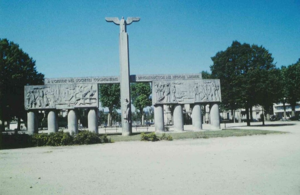 Soissons. Monument à l'oeuvre des coopératives de reconstruction des régions libérées