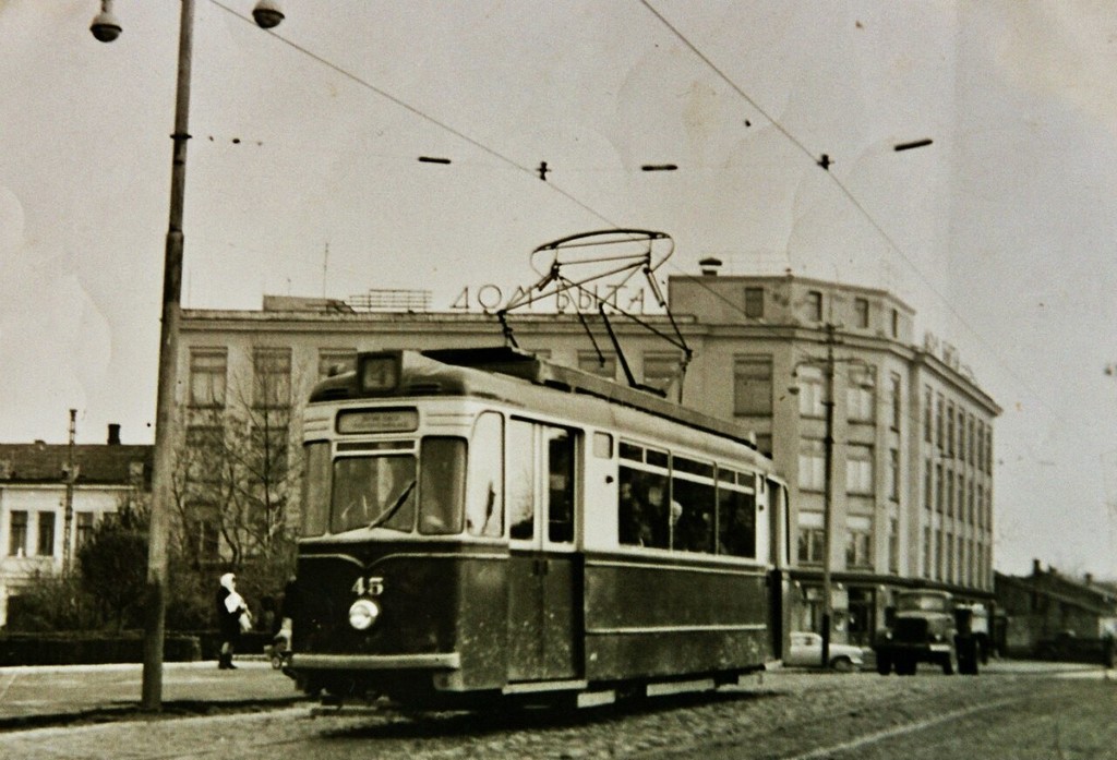 Трамвай виїжджає з Чехова