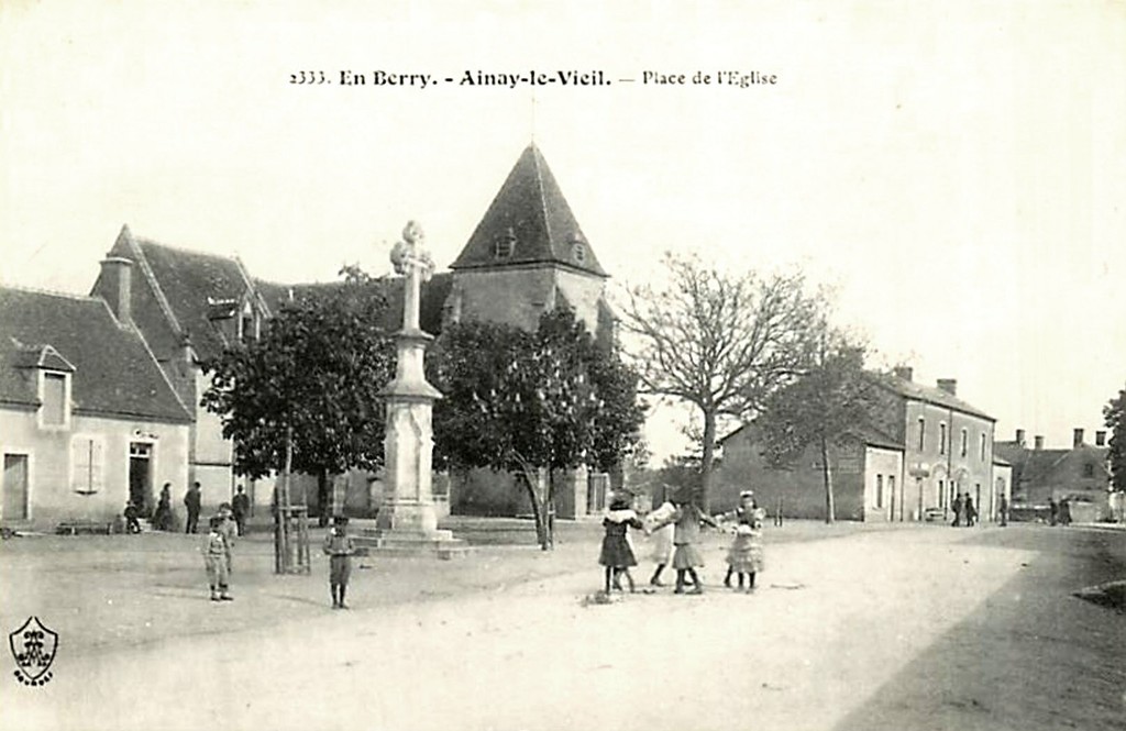 Ainay-le-Vieil. Place de l'Église