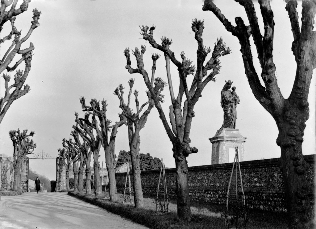 Prieuré de Graville au Havre : allée du cimetière, statue de la Vierge Noire