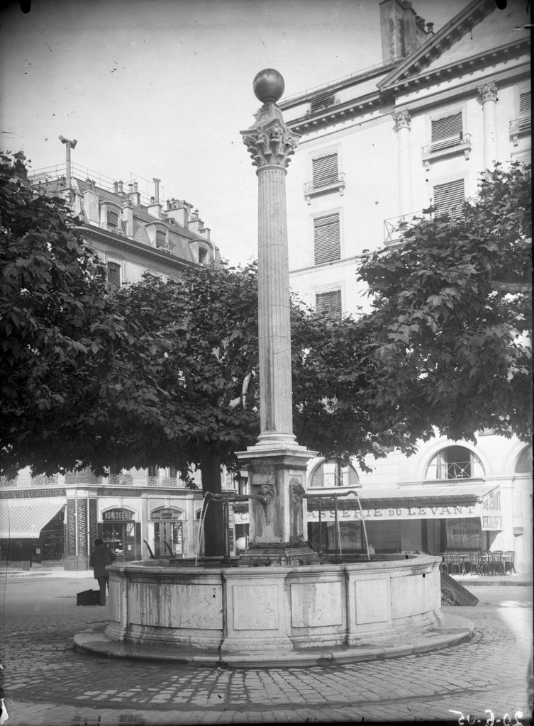 Place du Port: fontaine