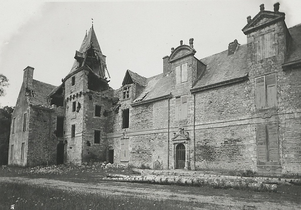 Le château de Marzan après un bombardement aérien pendant la Seconde Guerre mondiale